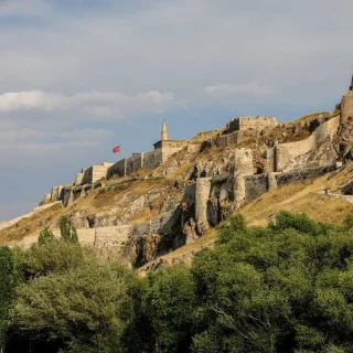 تور زمینی وان: سفر به سرزمین دریاچهها و تاریخ