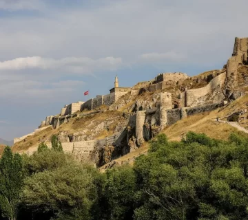 تور زمینی وان: سفر به سرزمین دریاچه‌ها و تاریخ